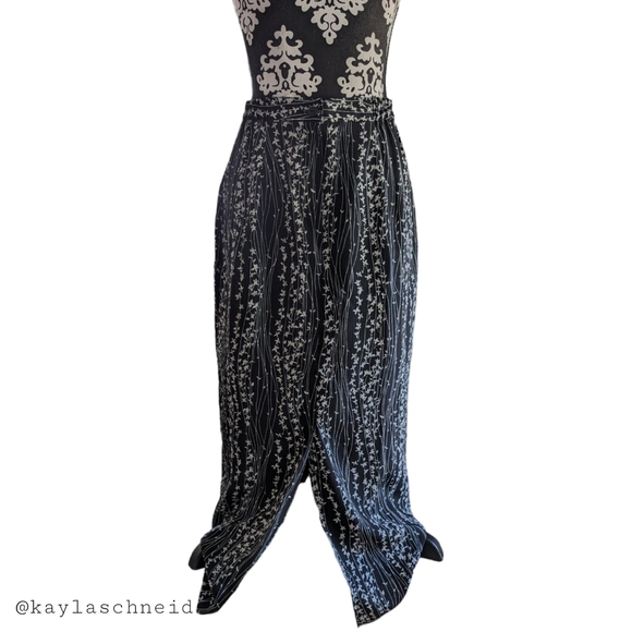 🌻2 for $20 | Vintage Maxi Floral Skirt with Slit on Back and Pleats - Picture 3 of 8